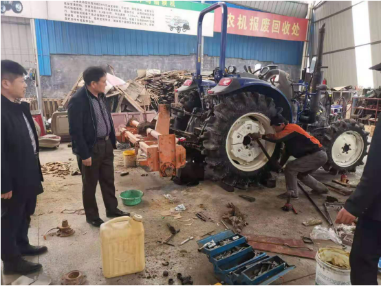 月23日,永顺县勃发农机维修点检修员在检修耕作机械